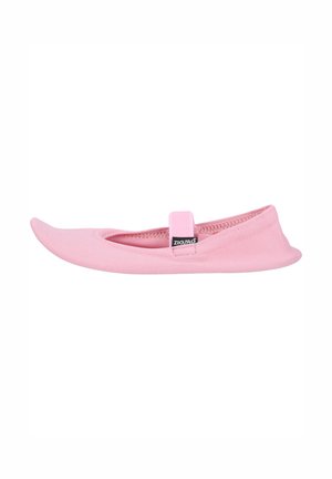 Ballerines en tissu rose avec un bout rond, une bride élastique et une tige douce et texturée. L'étiquette de marque est visible sur le côté.