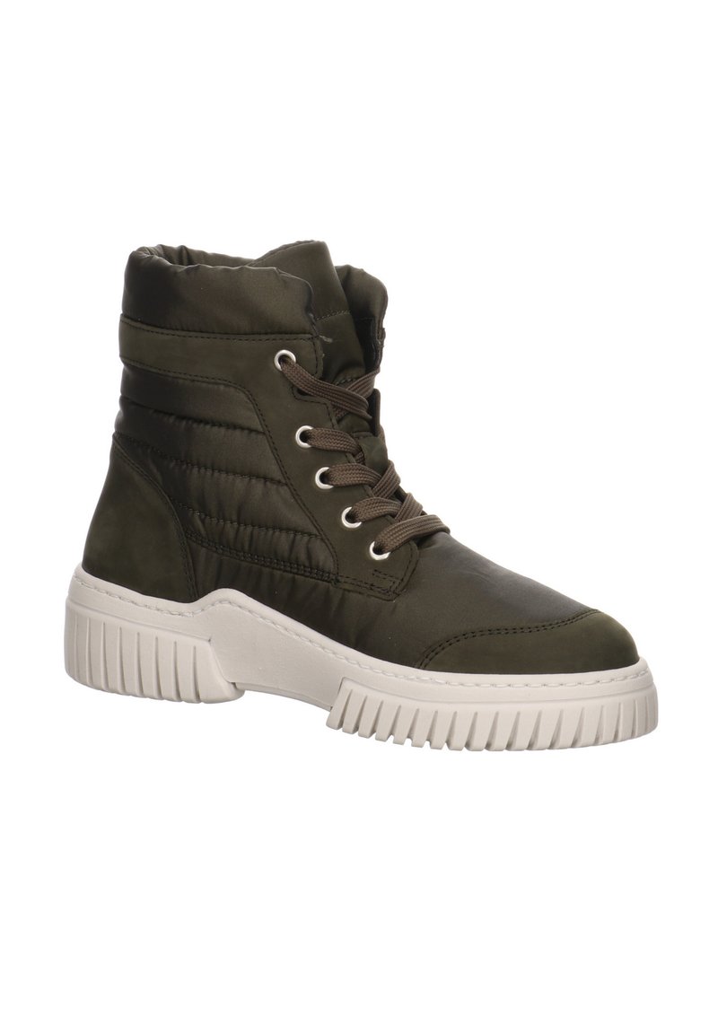 Olivgrüne Knöchelstiefel mit gepolstertem Obermaterial, Schnürung vorne und einer weißen Gummisohle mit strukturierten Rillen und Nahtdetails.