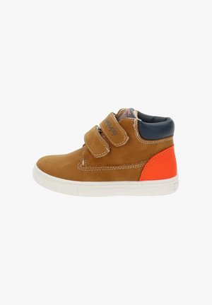Baskets hautes en suede marron avec deux sangles Velcro, semelle en caoutchouc blanc et accent orange au talon. Présente des piqûres contrastées et un col rembourré.