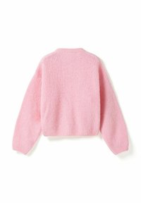 Zachte, pluizige roze gebreide trui met lange mouwen en een geribde ronde hals, manchetten en zoom, gezien van de achterkant tegen een witte achtergrond.