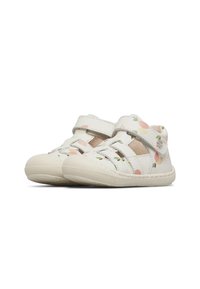 Witte leren schoenen met een bloemenpatroon in roze en groen, met een klittenbandsluiting en een gestructureerde rubberen zool. Rond afgesneden teen ontwerp.