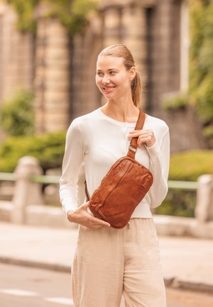 Gusti Leder AMARA - Sac bandoulière - braun