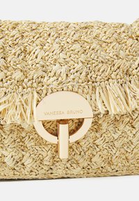 Πλεκτή τσάντα από άχυρο σε ανοιχτό κίτρινο, με χρυσό κούμπωμα στο οποίο είναι χαραγμένο το "VANESSA BRUNO". Περιλαμβάνει φουντωτές άκρες και υφή στην επιφάνεια.