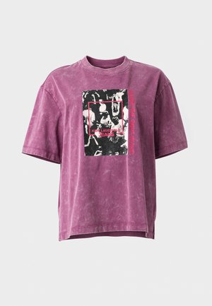 Karl Lagerfeld Jeans, RELAXED CROWD TEE - Тениска с щампа - washed amaranth