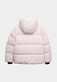 Chaqueta acolchada en rosa claro, con capucha, acolchado vertical y puños negros. Fabricada en un material suave y liso.