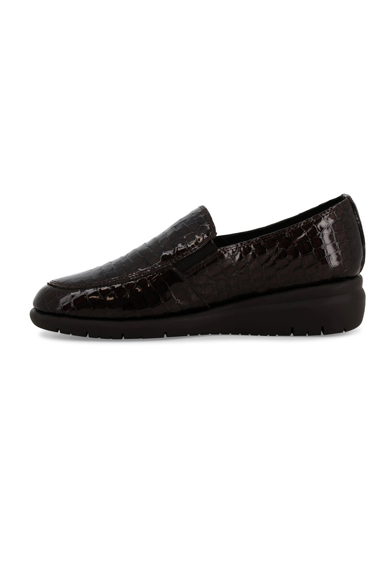 Scarpe slip-on in pelle nera con motivo coccodrillo e suola a zeppa bassa. Caratterizzate da una texture liscia e sottili dettagli di cuciture.