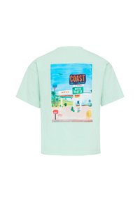 Mátově zelené tričko s krátkým rukávem, které na zadní straně obsahuje barevnou grafiku retro motelu se textem a palmami.