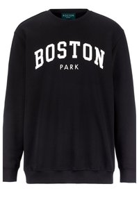 Svart sweatshirt med fet vit text "BOSTON PARK" över bröstet. Tillverkad av mjukt material med långa ärmar och ribbade mudd.