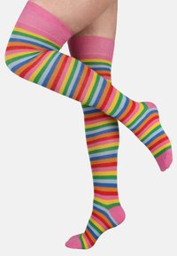 Oberschenkelhohe Socken mit einem pinkfarbenen Bündchen, die lebendige horizontale Streifen in Rot, Gelb, Grün, Blau und Lila über den gesamten Sockenkörper aufweisen.