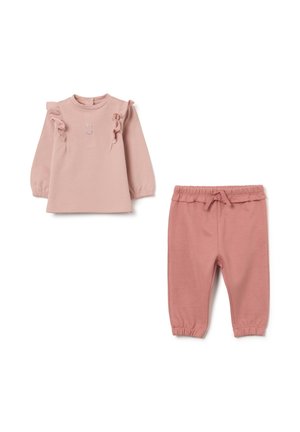 Conjunto de dos piezas de color rosa claro que incluye una blusa de manga larga con acentos de volantes y pantalones a juego con cinturilla elástica y puños.