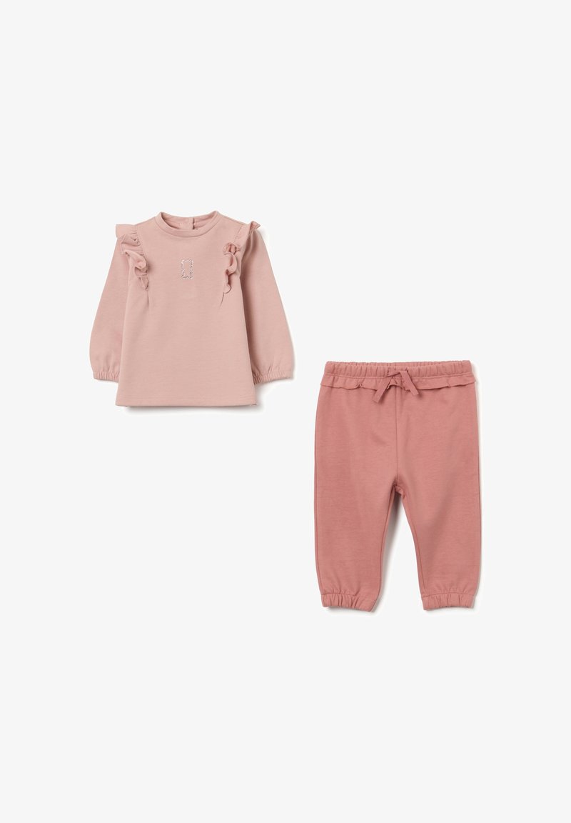 Hellrosa Zweiteiler mit einem langärmeligen Oberteil mit Rüschendetails und passenden Hosen mit elastischem Bund und Bündchen.