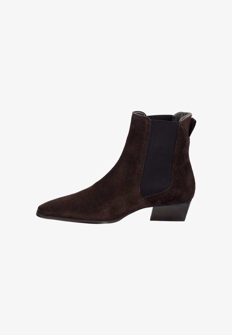 Bota de ante marrón hasta el tobillo con punta afilada, paneles laterales elásticos y un tacón bajo. El acabado texturizado realza los detalles visuales.