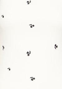 Tessuto bianco con un motivo sparso di piccole foglie nere ricamate, distribuite uniformemente sulla superficie.