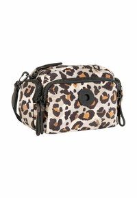 Torba z nylonu w panterkę z dwoma zamykanymi na zamek przegrodami i okrągłym logo. Posiada ciemne okucia i teksturowane powierzchnie na jasnym tle.