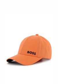 Casquette de baseball orange en tissu, composée de six panneaux, avec une couronne arrondie et un logo "BOSS" noir à l'avant. Visière incurvée.