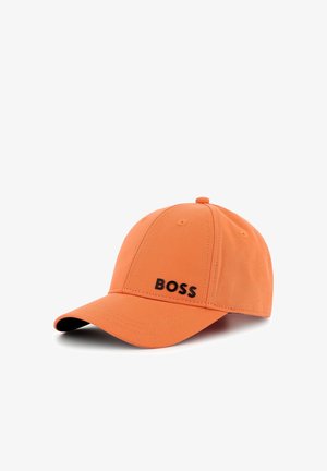 Casquette de baseball orange en tissu, composée de six panneaux, avec une couronne arrondie et un logo "BOSS" noir à l'avant. Visière incurvée.