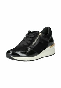 Sneaker nera con tomaia in pelle verniciata e suede, lacci frontali, cerniera laterale e una suola intermedia leggera di colore bianco con un accento in legno.