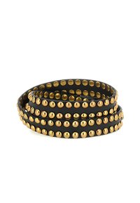 Bracciale avvolgente in pelle nera con borchie dorate distribuite in modo uniforme, dalla texture liscia e con tre bande sovrapposte.