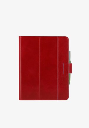 Rode leren map met drie verticale lijnen aan de voorkant, een blauw logo en een pennenhuls met een zilveren en groene pen.