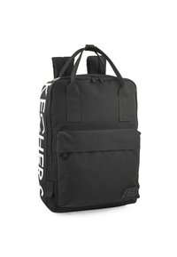Mochila negra con dos correas para los hombros, bolsillo frontal y asa superior. Presenta un gran logo en el lateral y una textura de tela suave.