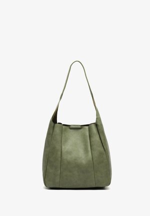 Borsa a tracolla verde in ecopelle con design plissettato, tracolla piatta e ampia apertura, caratterizzata da una texture liscia e hardware minimale.
