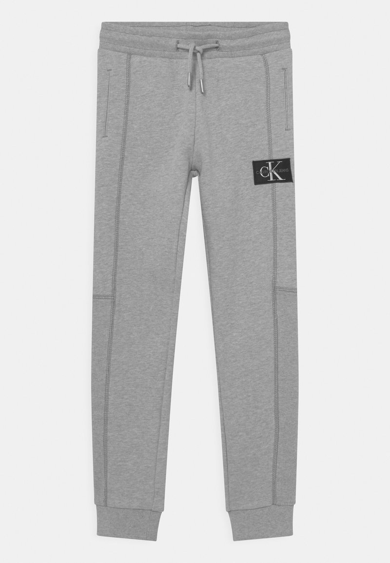 Kinder Stoffhosen | Calvin Klein Jeans BLOCKING BADGE Jogginghose light grey heather/hellgrau - QV77300 Kinder Stoffhosen | Calvin Klein Jeans BLOCKING BADGE Jogginghose light grey heather/hellgrau - QV77300