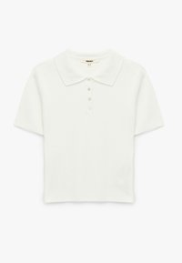 Valkoinen lyhythihainen polo-paita, jossa on ribbikudos, klassinen kaulus ja kolme napin sulkemista edessä. Minimalistinen muotoilu.