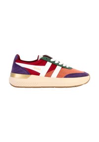 Zapatillas deportivas con una parte superior de malla y ante en color naranja, rojo, verde, púrpura y blanco, con una entresuela de color beige claro y acentos dorados.