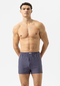 Gestreepte boxershorts in marineblauw met rode en witte verticale lijnen, met een knoopsluiting en een elastische tailleband voor een veilige pasvorm.
