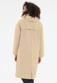 Beige waterdichte jas met een capuchon, schouderflap, lange mouwen en achterkant ventilatie. Glad textuur, knielange ontwerp, minimalistische details.