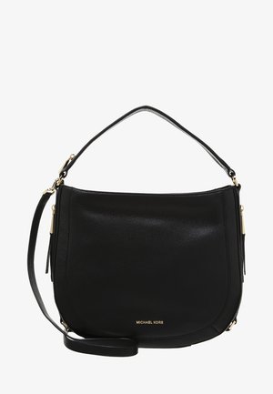 Zwarte leren Michael Kors schoudertas met gebogen onderkant, goudkleurige hardware, bovenste handvat en afneembare lange riem.