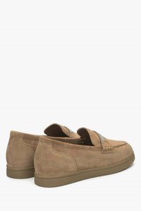 Suede-Leder Loafer in Hellbraun mit einer gestickten Gestaltung und einem strukturierten Band über dem Obermaterial. Die Laufsohle ist hellbeige mit einem flachen Profil.