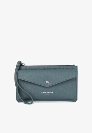 Grijs getextureerde lederen portemonnee met ritssluiting, frontklep, zilveren beslag en een polsbandje. Heeft de merknaam geperst op de voorkant.