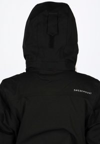 Giacca nera impermeabile con colletto alto, cappuccio regolabile con chiusura in Velcro e logo "SWEDEMOUNT" bianco sul retro.