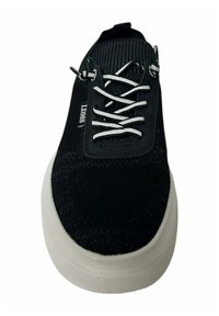 Zapatillas de punto negras con una parte superior texturizada, cordones blancos y una suela de goma blanca gruesa. Presenta un logo en la lengüeta y una pestaña de tirón.