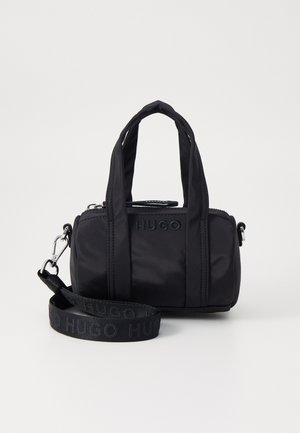 Sac à main en nylon noir avec double anse supérieure et bandoulière ajustable. Présente un logo embossé et une fermeture zippée. Surface texturée.