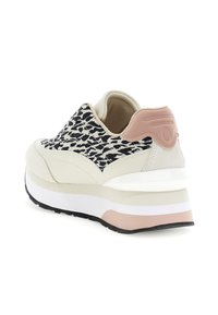 Sneaker beige e bianca con pannello leopardato bianco e nero, accentuazione rosa sul tallone e suola bianca spessa con strisce beige e rosa.