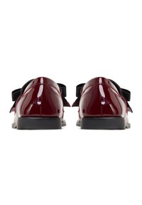 Scarpe in pelle verniciata bordeaux con un design elegante, dotate di un accento a fiocco nero sul tallone e una suola nera bassa. Superficie liscia e lucida.