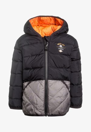 Veste rembourrée pour enfants en noir et gris avec doublure de capuche orange, fermeture éclair à l'avant, deux poches, et logo "Wild Life clothing" sur la poitrine.