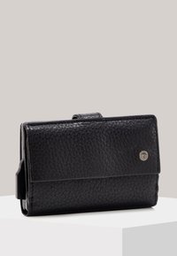 Portafoglio in pelle nera con finitura testurizzata, forma rettangolare, chiusura magnetica e un piccolo logo argentato sulla parte anteriore.