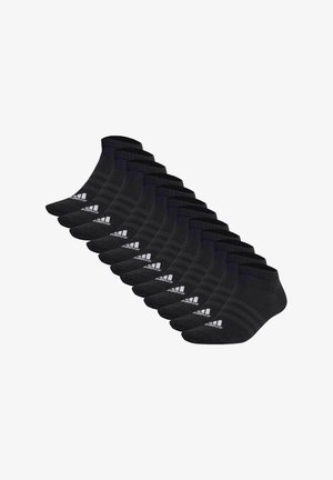 Mustaa urheilusukkia, joissa on matala cut, joissa on ribbed-kudonta ja kaksi raitaa. Logo on näkyvillä valkoisena sivussa. Pakkaus sisältää kymmenen paria.