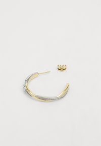 Guld- og sølvøreringe i hoops med et bølget design, der har en række små klare ædelsten; inkluderer matchende stud ørering.