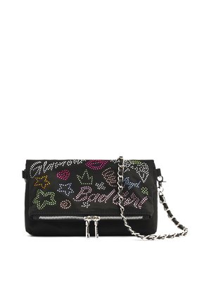 Borsa a mano in tessuto nero con design a borchie multicolori, tracolla a catena e chiusura con zip. Gli accenti includono diverse forme e testi giocosi.