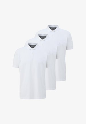 Tre simple hvide korteærmede poloshirts med kraver og to knapper, arrangeret overlappende på en hvid baggrund.