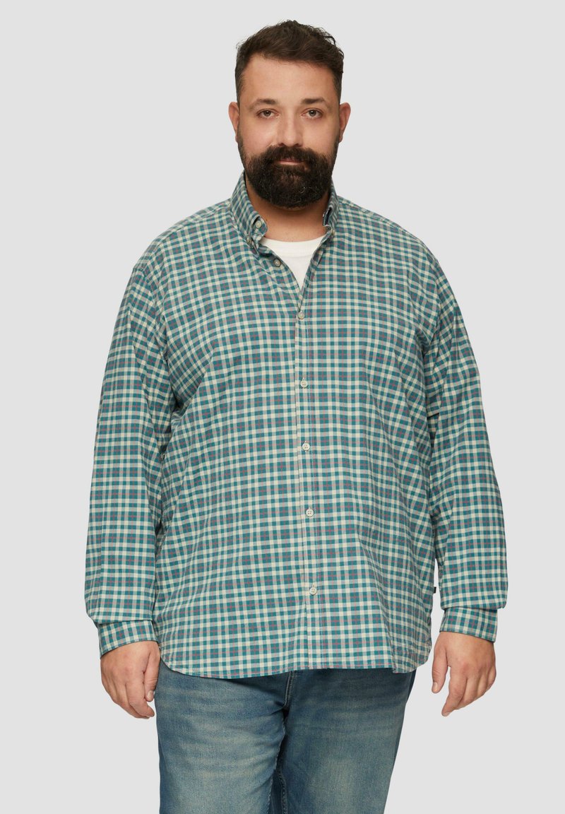 Langemouwige overhemd met knopen in een teal en marineblauw ruitpatroon. Bevat een spread collar en een licht textuur, gecombineerd met blauwe denim jeans.