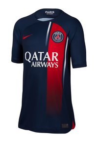 Camiseta de fútbol azul marino con franjas verticales rojas y blancas; cuenta con el logo de Qatar Airways y el emblema del Paris Saint-Germain; mangas cortas, cuello redondo.