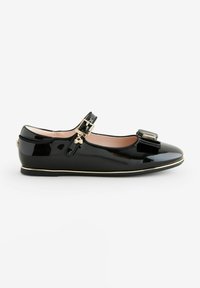 Bailarinas de charol negro con punta redondeada, detalle de hebilla dorada y delicado borde dorado a lo largo de la suela. Incluye correa ajustable.