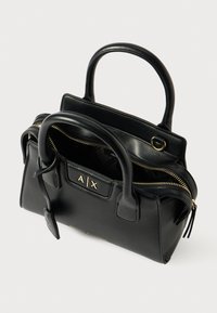 Borsa in pelle nera con doppi manici, zip dorata e branding "A|X." L'interno presenta una tasca con zip. Forma strutturata con superficie liscia.