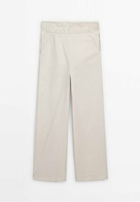 Beżowe spodnie o szerokich nogawkach, wykonane z miękkiego materiału, z paskiem w talii, kieszeniami bocznymi i tylnymi oraz gładką fakturą.