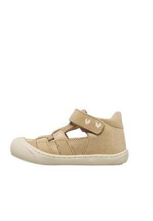 Sandalo per bambino beige con punta chiusa in gomma, tre cinturini e chiusura in Velcro con due piccole decorazioni a forma di cuore.